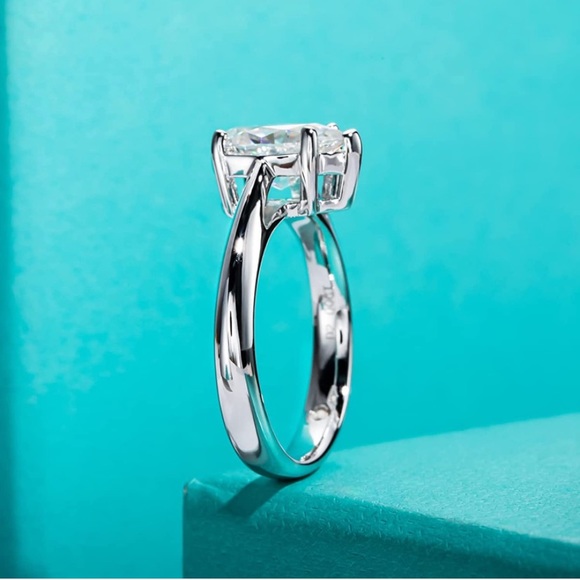 18k 2.5 cttw Pear Moissanite Diamond Solitaire Ring - Picture 2 of 8